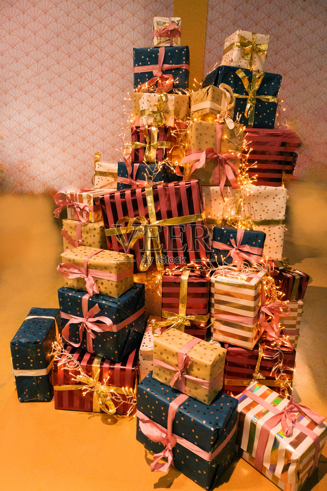 一组色彩鲜艳的礼品盒,装饰着节日的蝴蝶结和丝带照片摄影图片