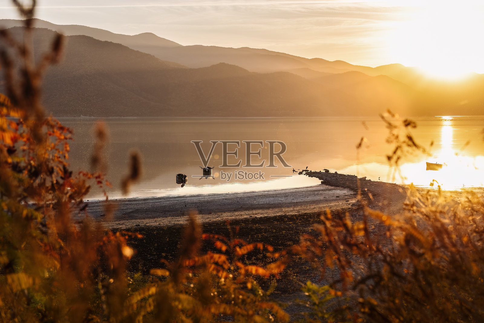 美丽的马其顿希腊克基尼湖日落景色,金色时光与日出照片摄影图片