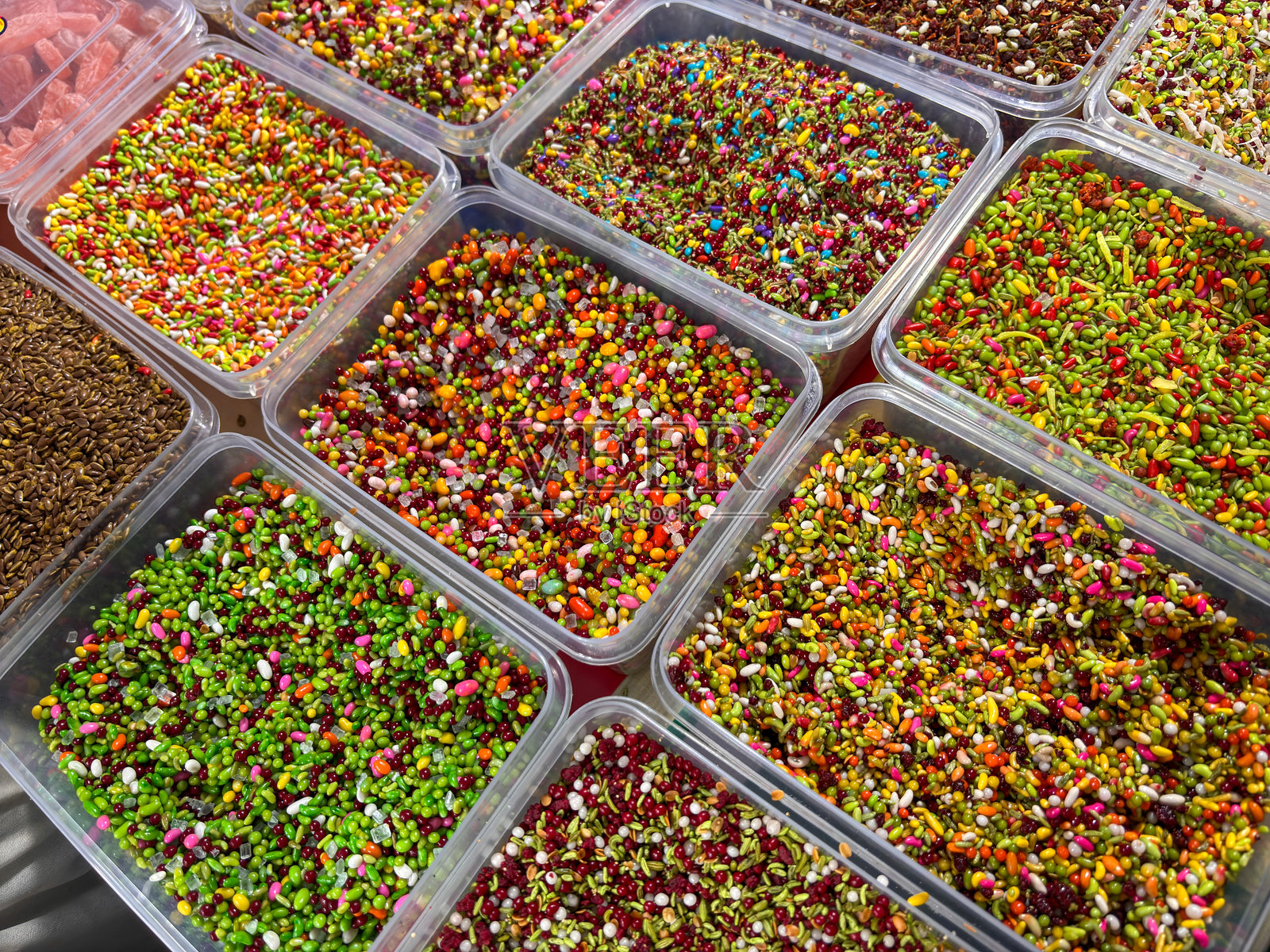 一排装有五颜六色糖果和香料的托盘照片摄影图片