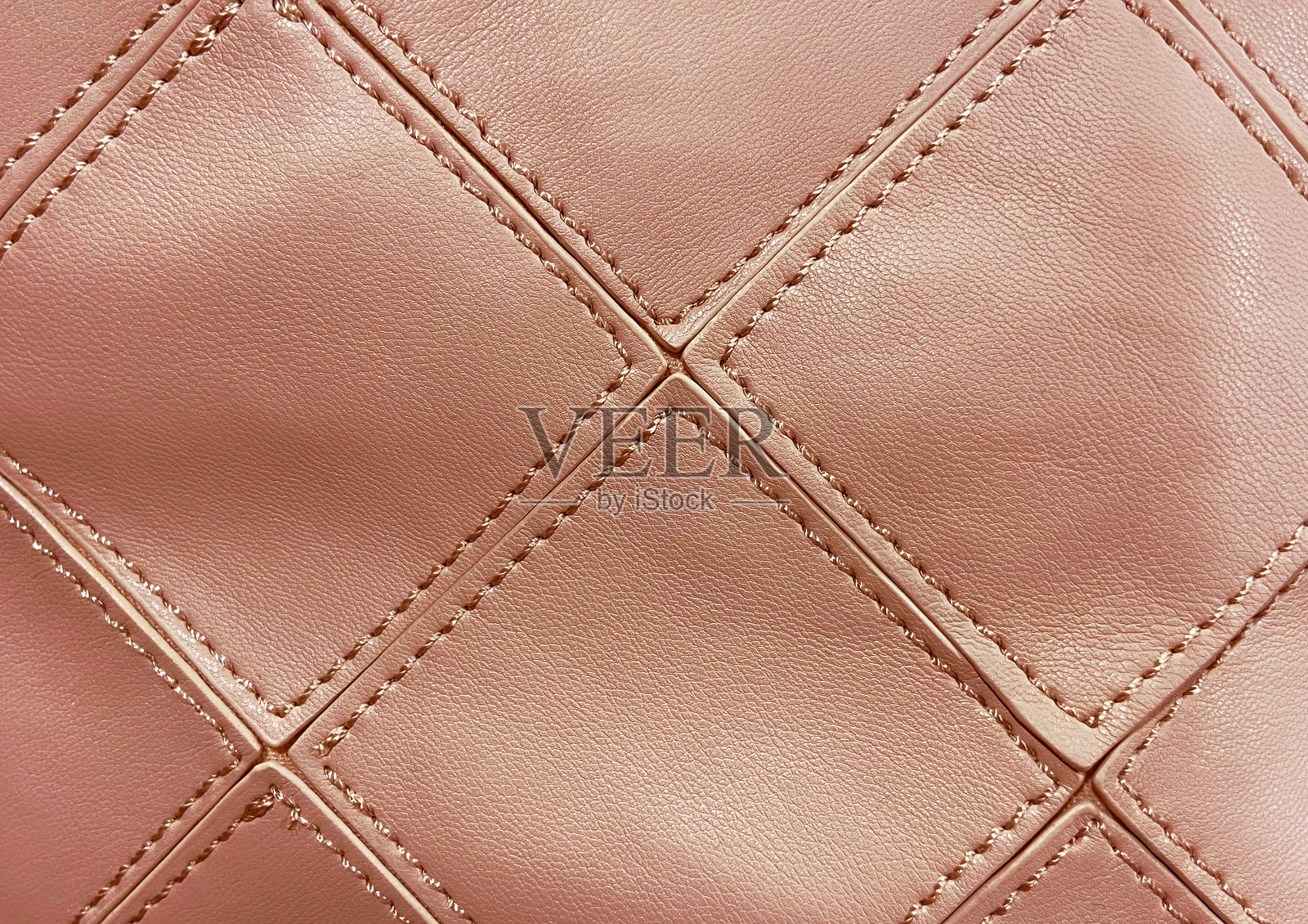 2025年摩卡慕斯棕色的光滑图案人造皮革纹理背景。照片摄影图片