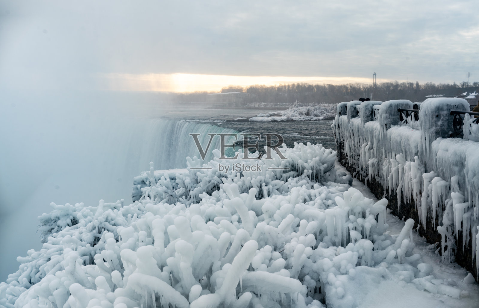 尼亚加拉大瀑布 - 加拿大瀑布周围的冰柱照片摄影图片