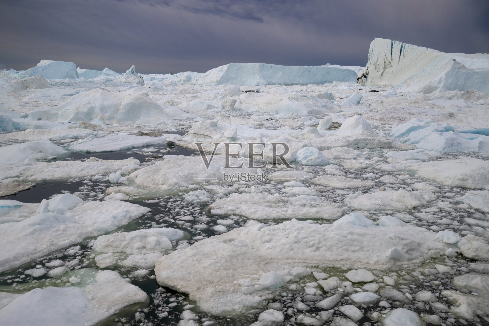 格林兰伊卢利萨特的迪斯科湾康吉亚冰峡湾壮观的冰山景观照片摄影图片