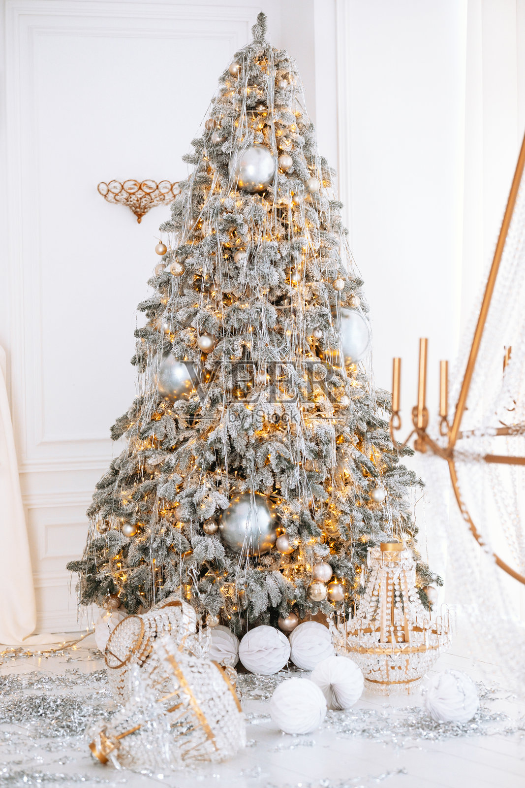 一棵装饰精美的圣诞树在温馨的冬季环境中骄傲地矗立着照片摄影图片