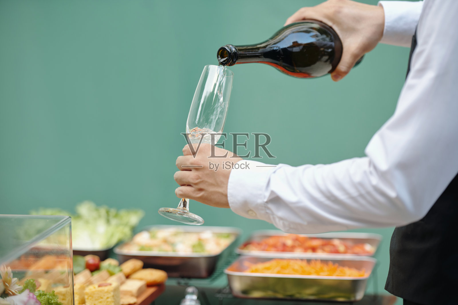 在招待客人的餐饮活动中倒酒照片摄影图片