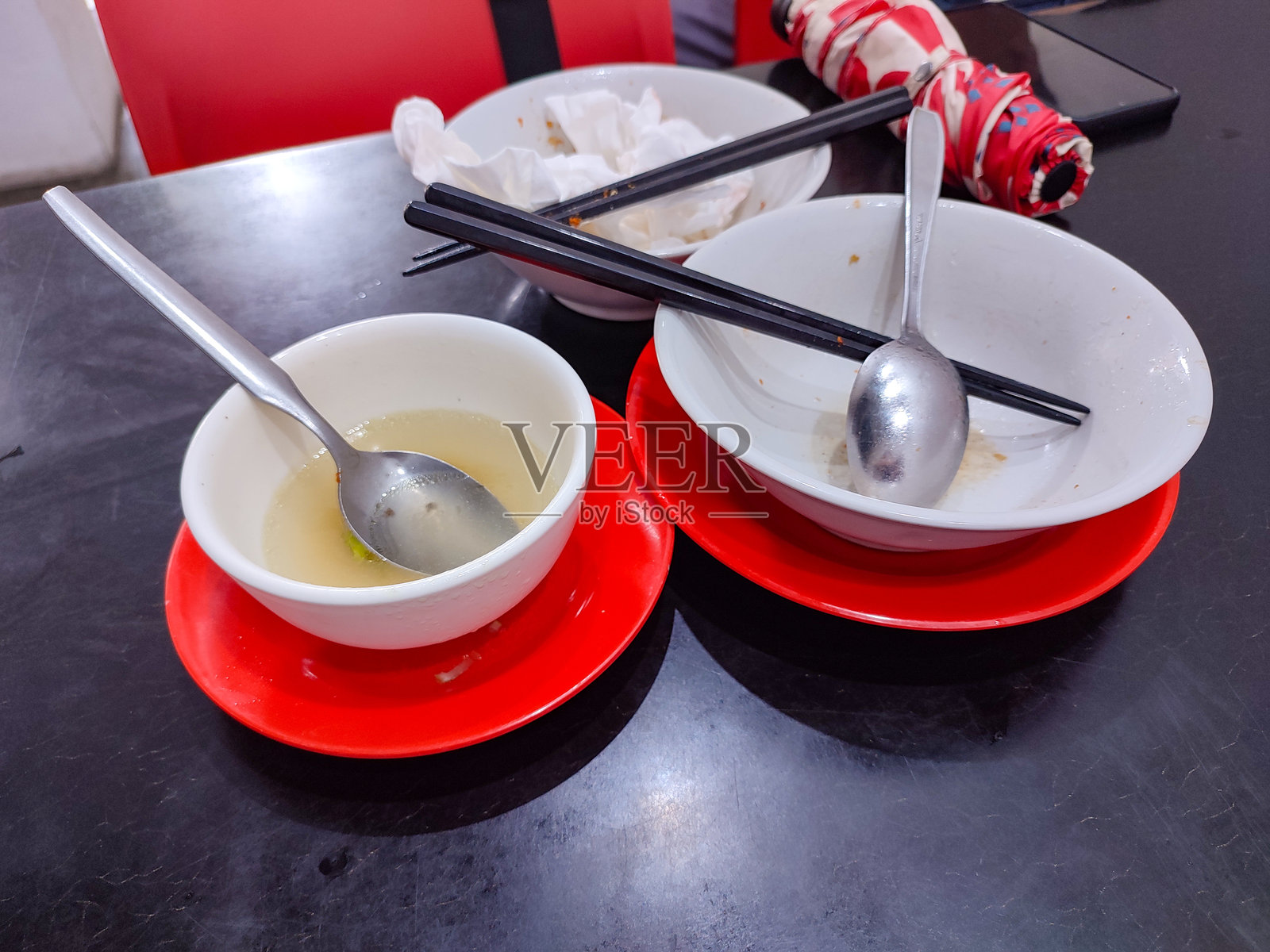 黑色桌子上的空面碗,吃完后留下的痕迹照片摄影图片