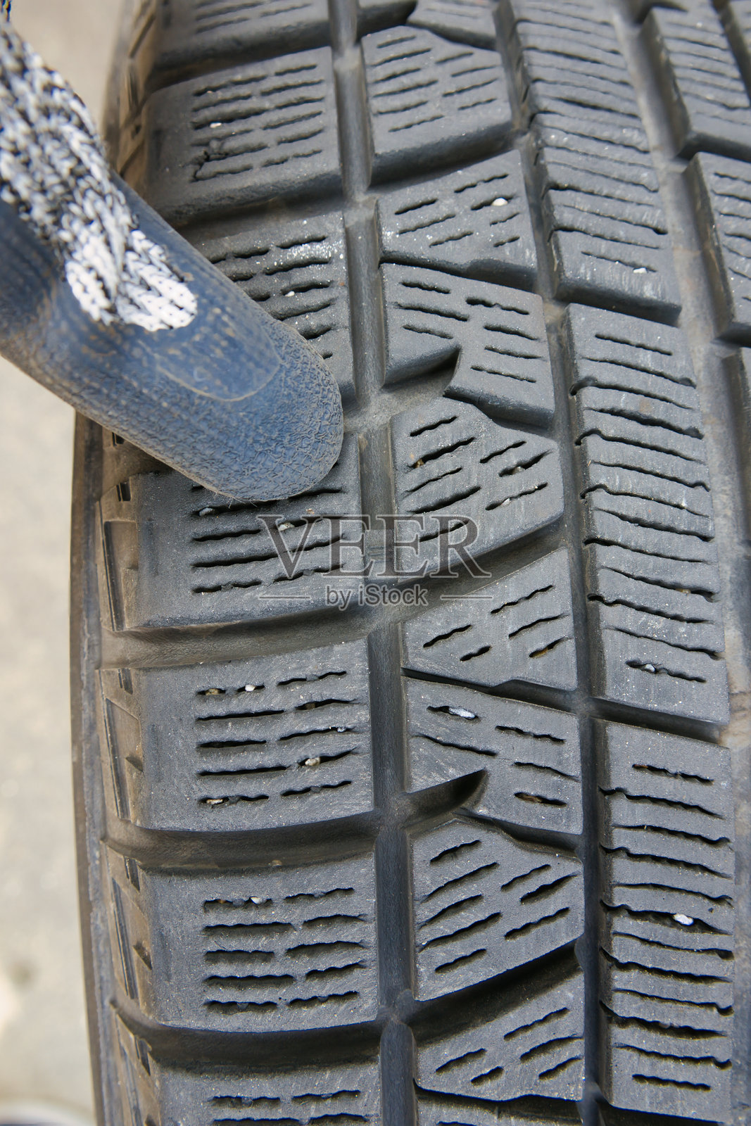 通过指向轮胎滑移标志上的三角形标记进行检查照片摄影图片