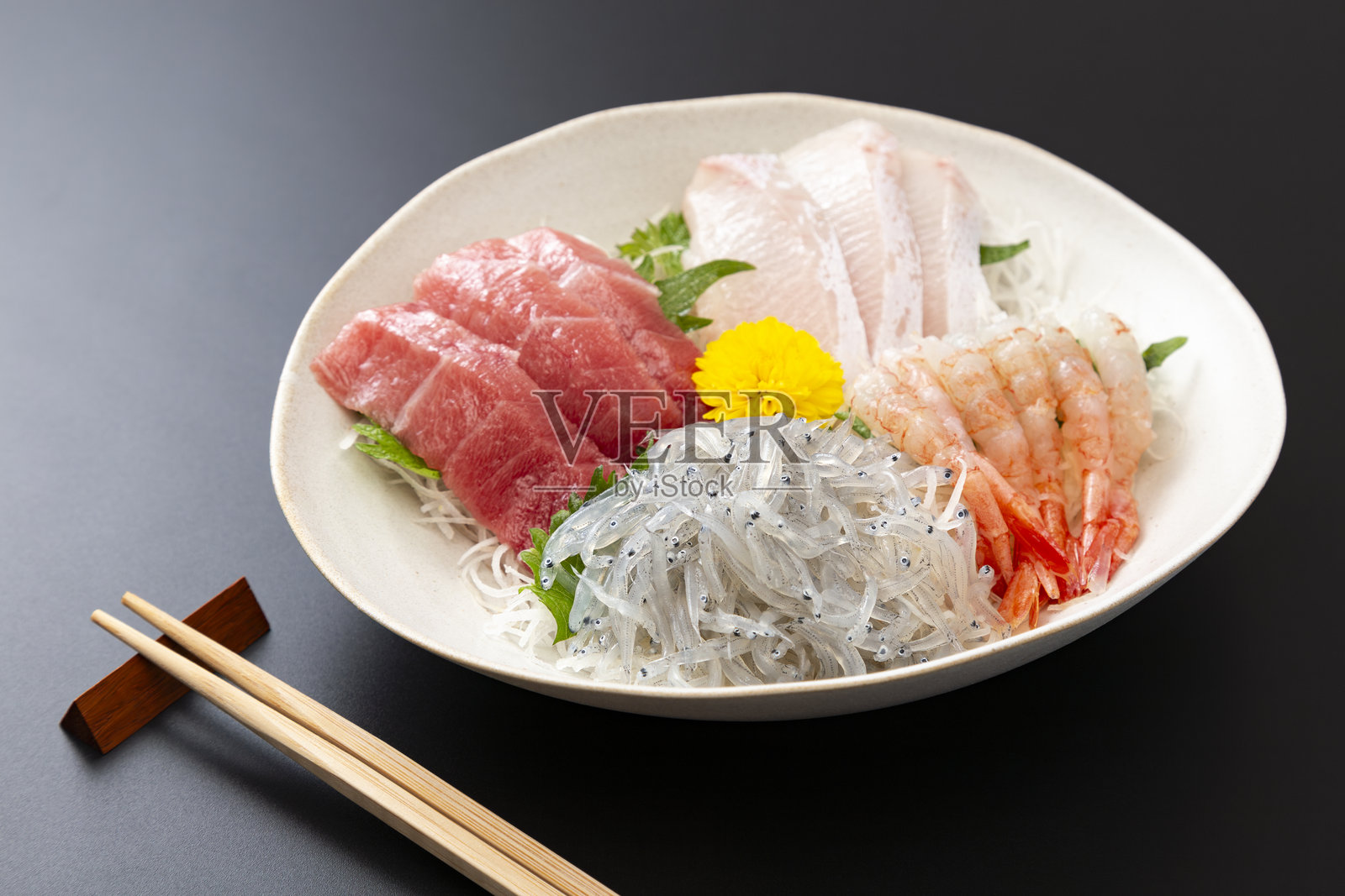 各种刺身在黑色背景上照片摄影图片