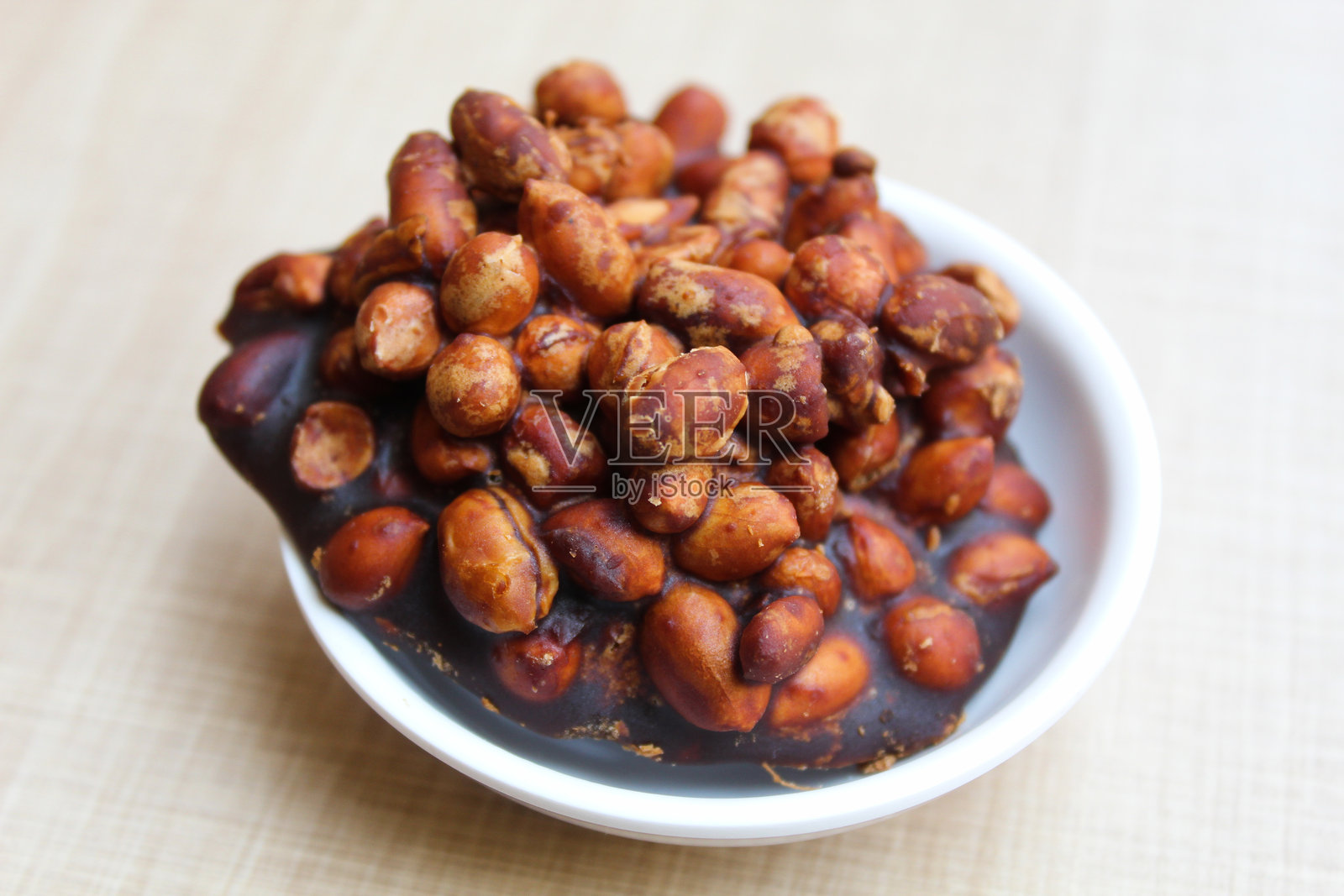 花生糖是一种来自印度尼西亚的传统小吃,由烤花生和红糖制成。也称为Ampyang。照片摄影图片