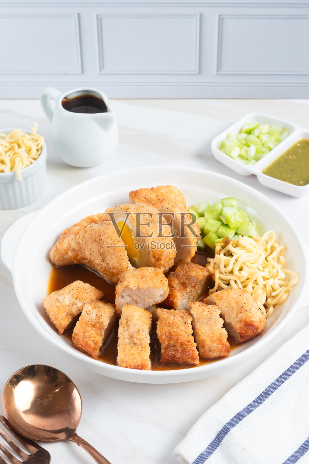 Pempek,来自印度尼西亚南苏门答腊的传统美食。这种以鱼为基础的食物非常受欢迎,通常配有cuko酱和黄瓜片。照片摄影图片