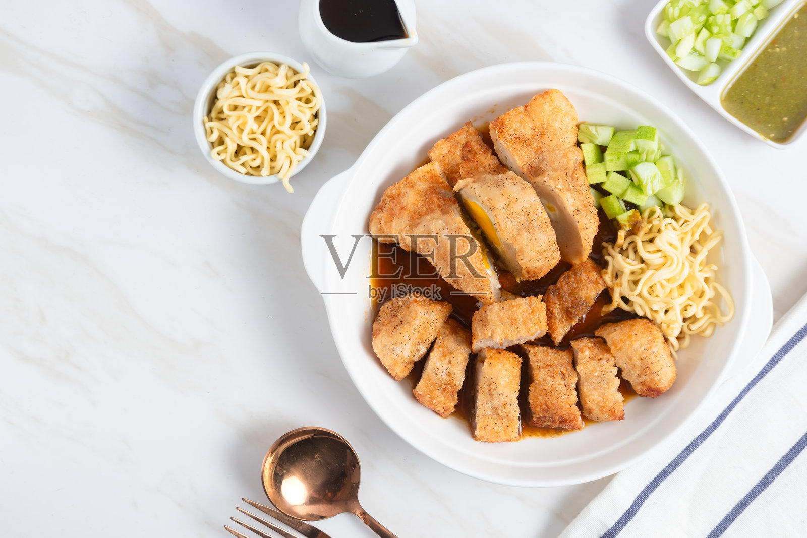 Pempek,来自印度尼西亚南苏门答腊的传统美食。这种以鱼为基础的食物非常受欢迎。配以酸辣酱和黄瓜片。照片摄影图片