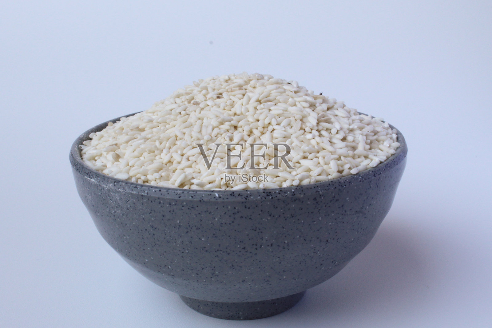 一碗灰色碗里的糯米,孤立在白色背景上照片摄影图片