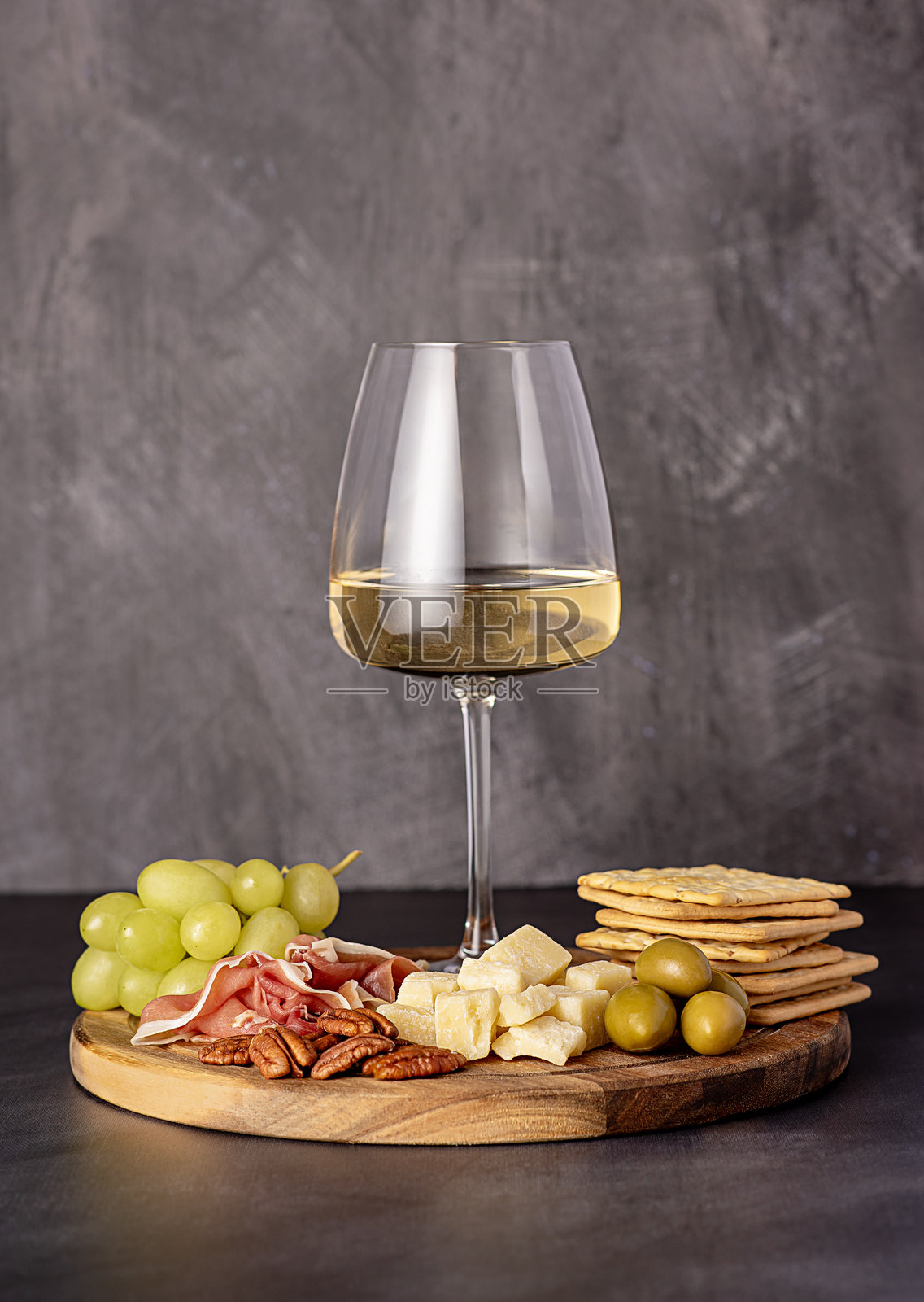 白葡萄酒和帕尔马干酪的美食摄影照片摄影图片