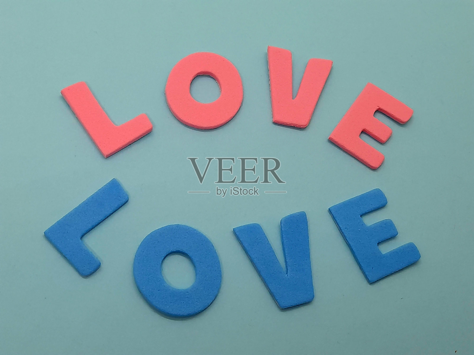 粉色和蓝色字母的爱心字幕或文字。照片摄影图片