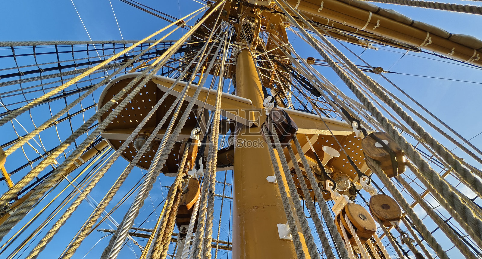 一艘老船的桅杆上拉着绳索照片摄影图片
