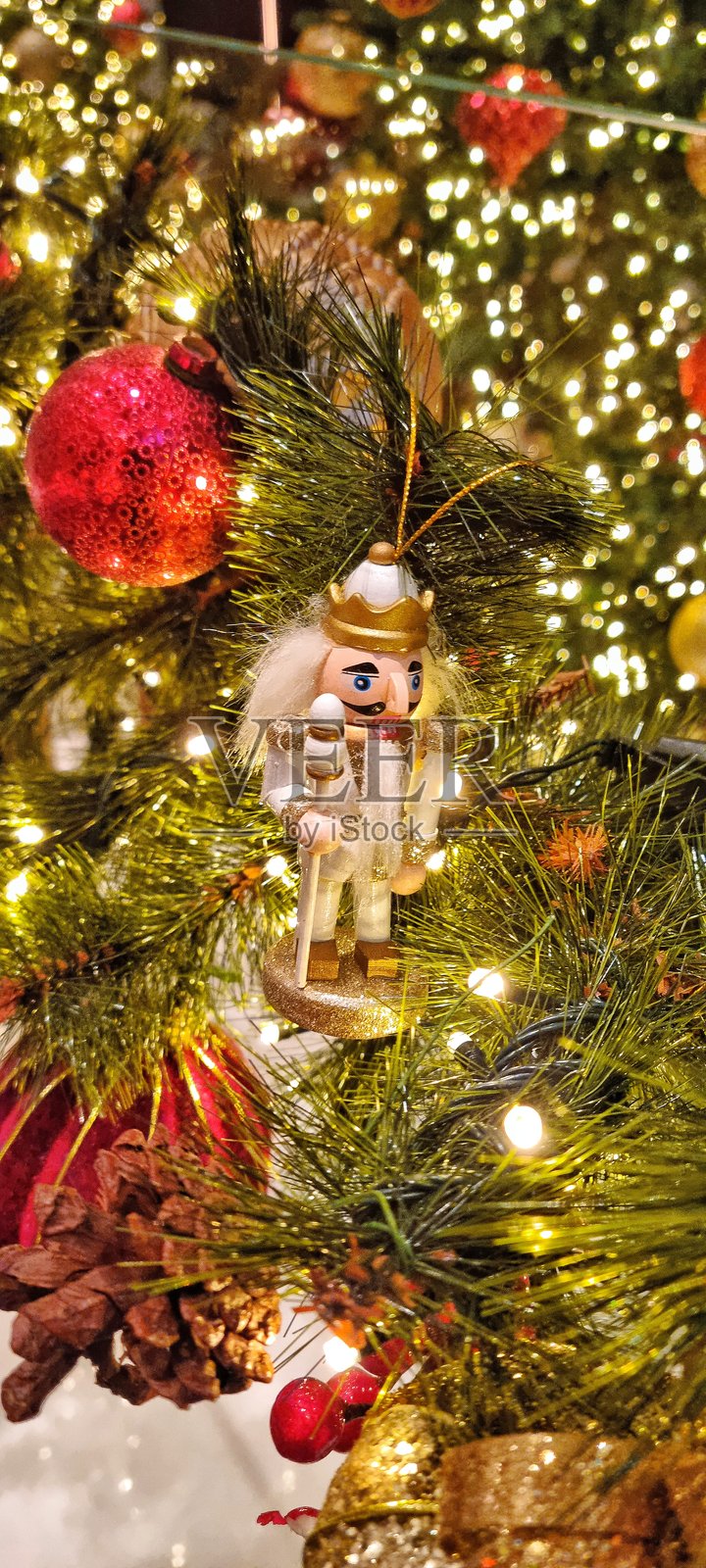 挂在圣诞树上的胡桃夹子装饰品照片摄影图片