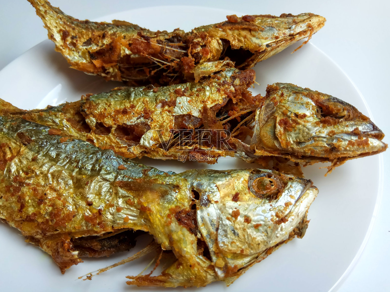 炸鱼,来自Moolgarda seheli,或Valamugil seheli,或蓝点鲻鱼,或蓝尾鲻鱼。在印度尼西亚被称为belanak鱼。照片摄影图片