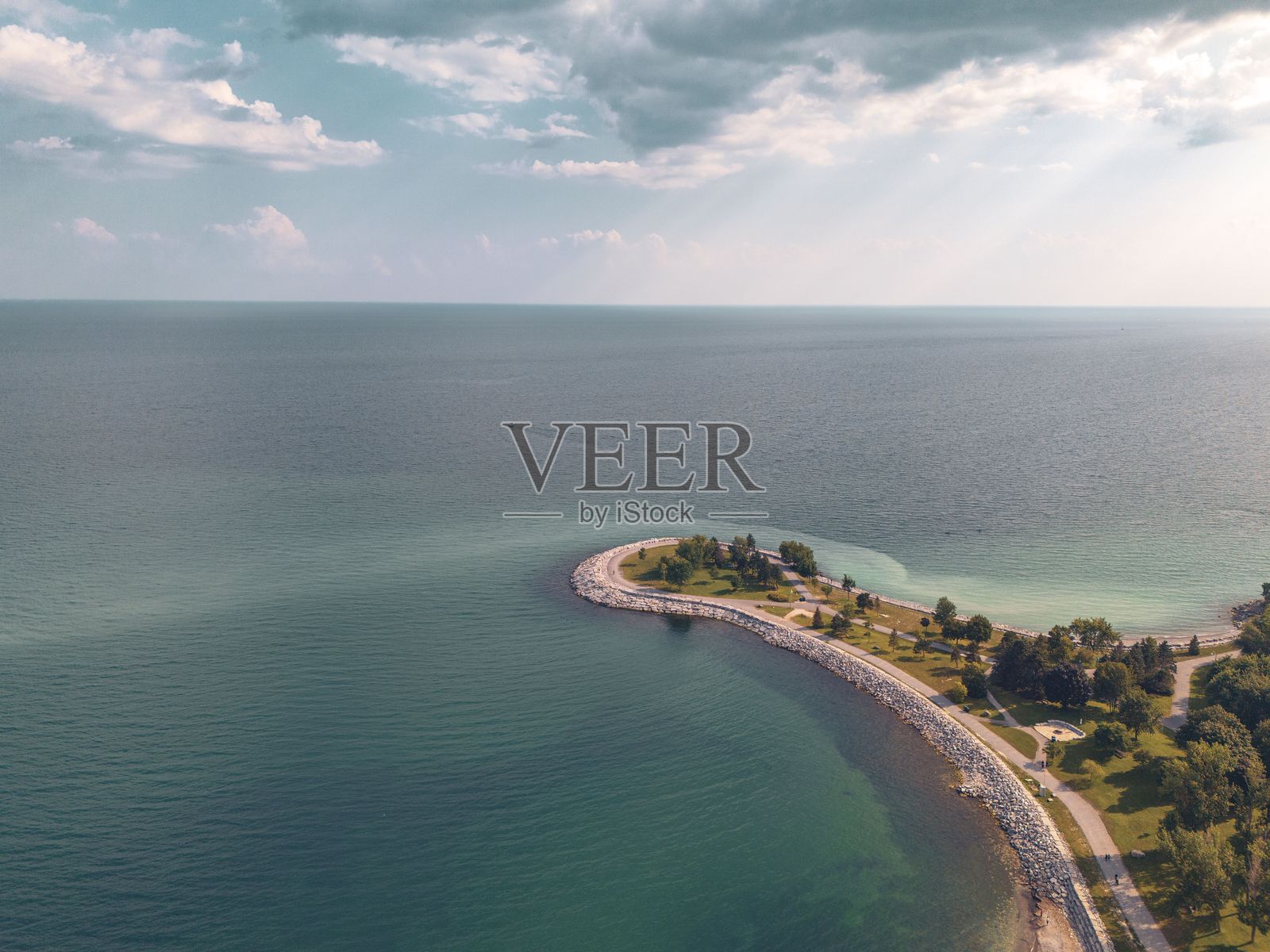 宁静海岸风景的鸟瞰图照片摄影图片