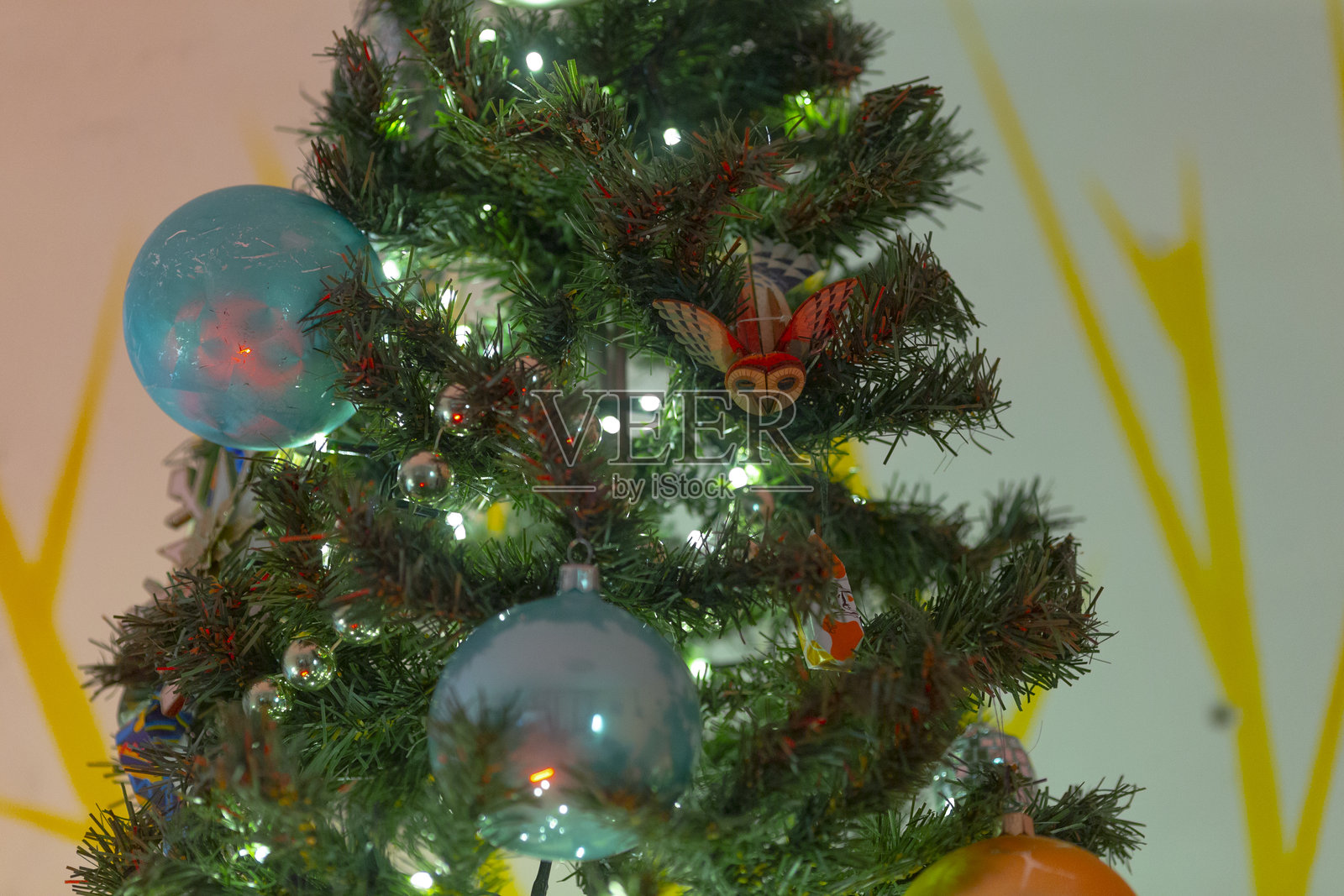 装饰着五彩气球和节日装饰的圣诞树照片摄影图片