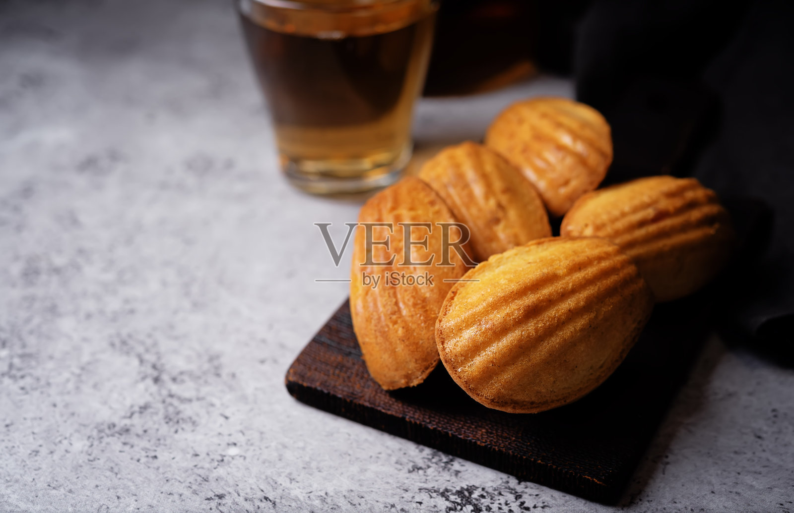 新鲜出炉的甜味玛德琳蛋糕照片摄影图片