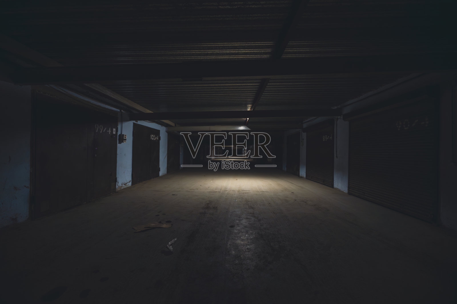 昏暗灯光下的空地下停车场照片摄影图片
