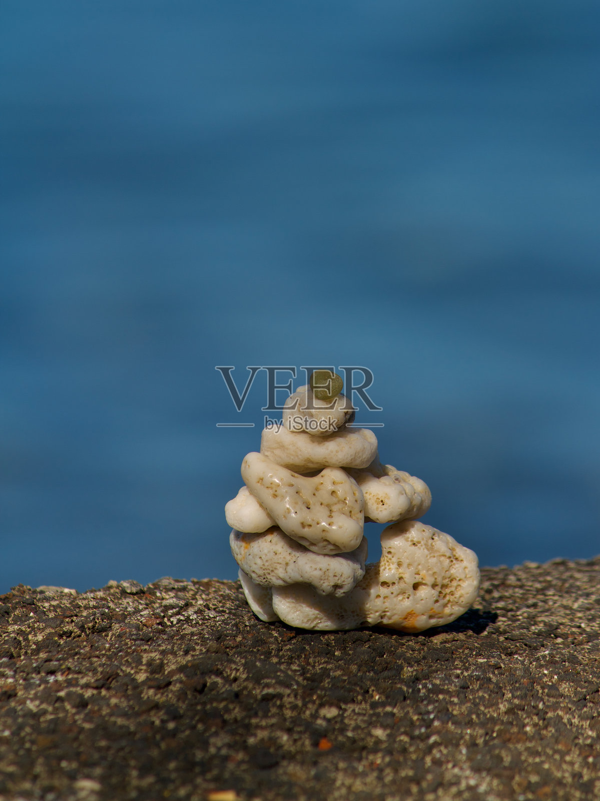 白色珊瑚石和海玻璃石的平衡摆放照片摄影图片