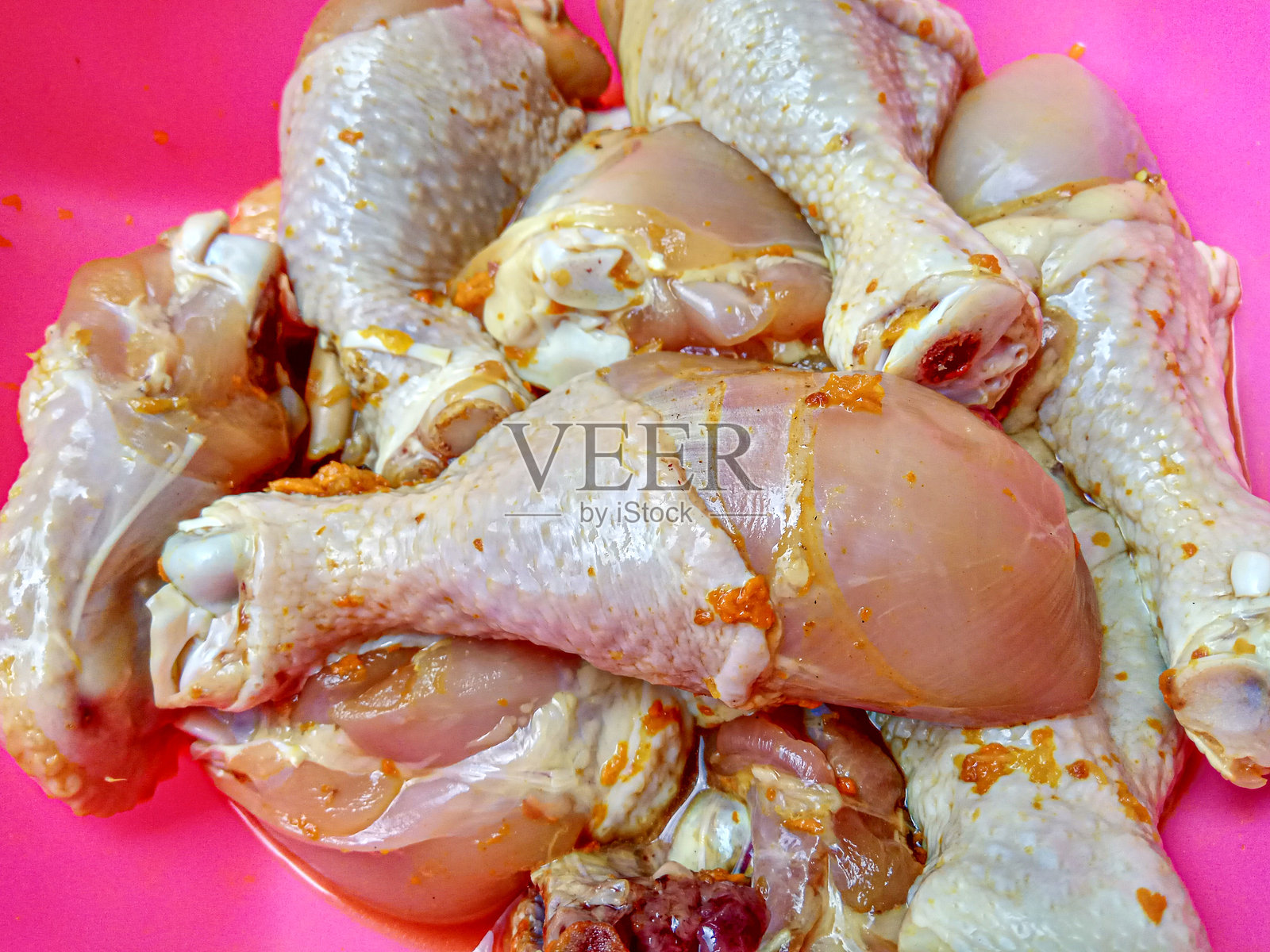 切好的生鸡肉块,涂抹了姜黄酱。照片摄影图片