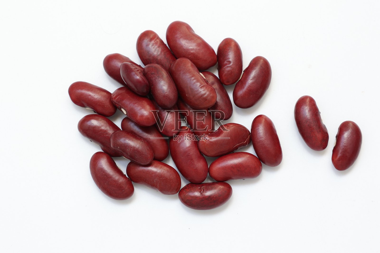 白色背景上的红豆照片摄影图片