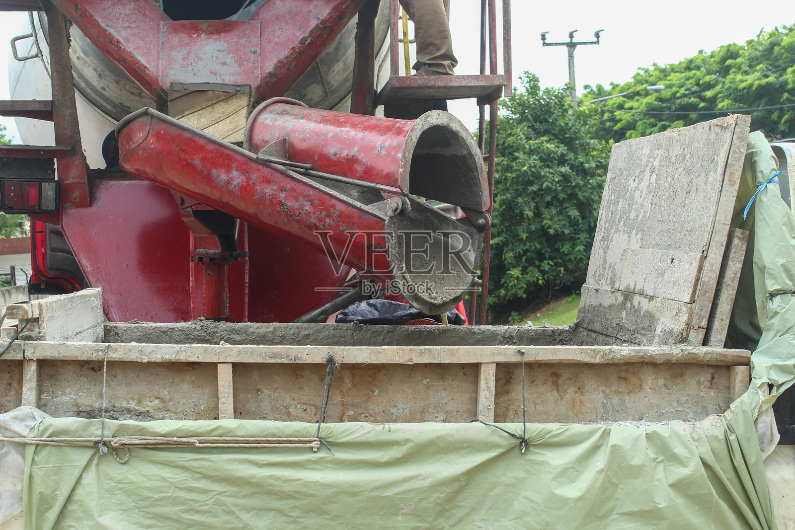 混凝土搅拌车将水泥装入皮卡车中照片摄影图片