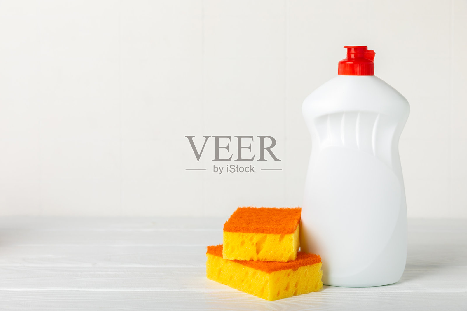 色彩缤纷的洗碗海绵放在有纹理的背景上。厨房海绵。清洁概念,清洁服务。洗碗液与干净和脏碗盘。留白,文本位置。洗碗。照片摄影图片