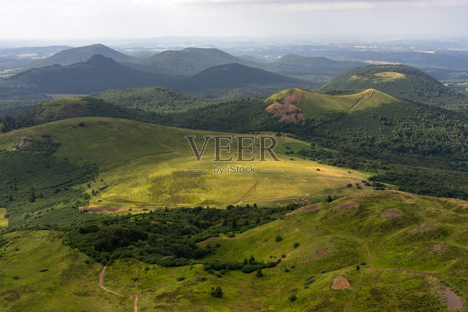 日落时分,普伊德多姆火山顶上的奥弗涅火山。戏剧性的光影景观。法国克莱蒙费朗。照片摄影图片