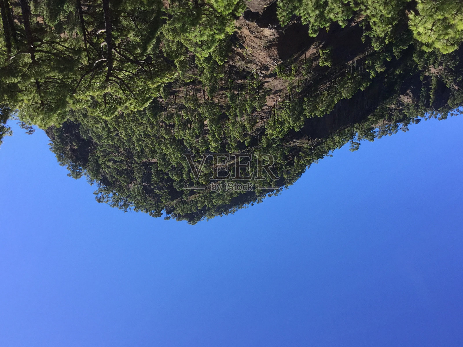 晴朗蓝天下的山地风景照片摄影图片