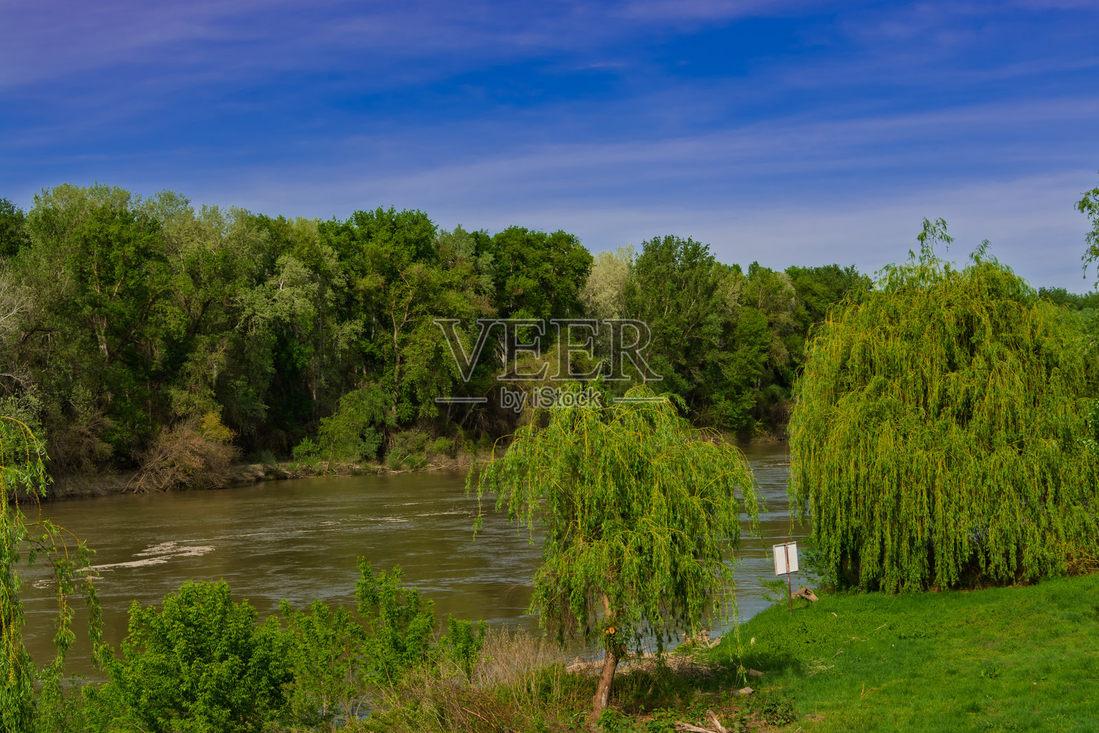 在恰尔格拉德附近的提萨河照片摄影图片