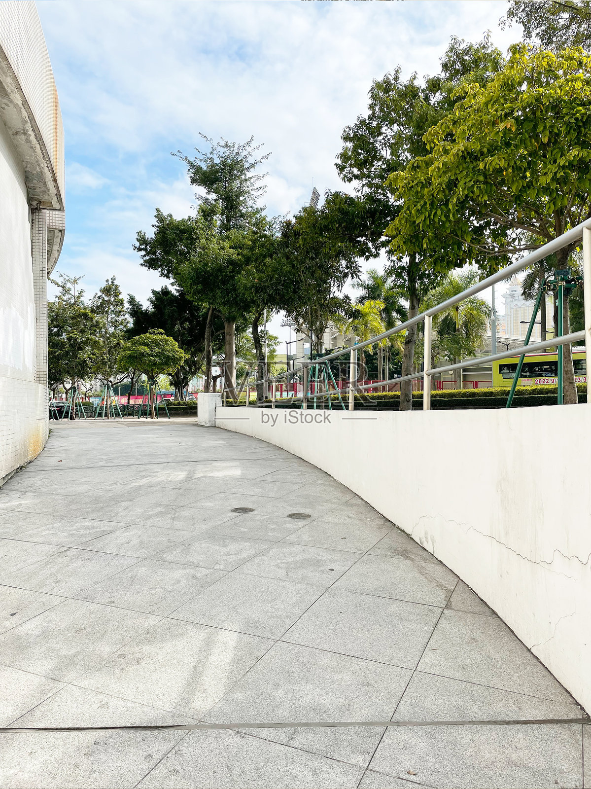 地下停车场出口,停车坡道照片摄影图片