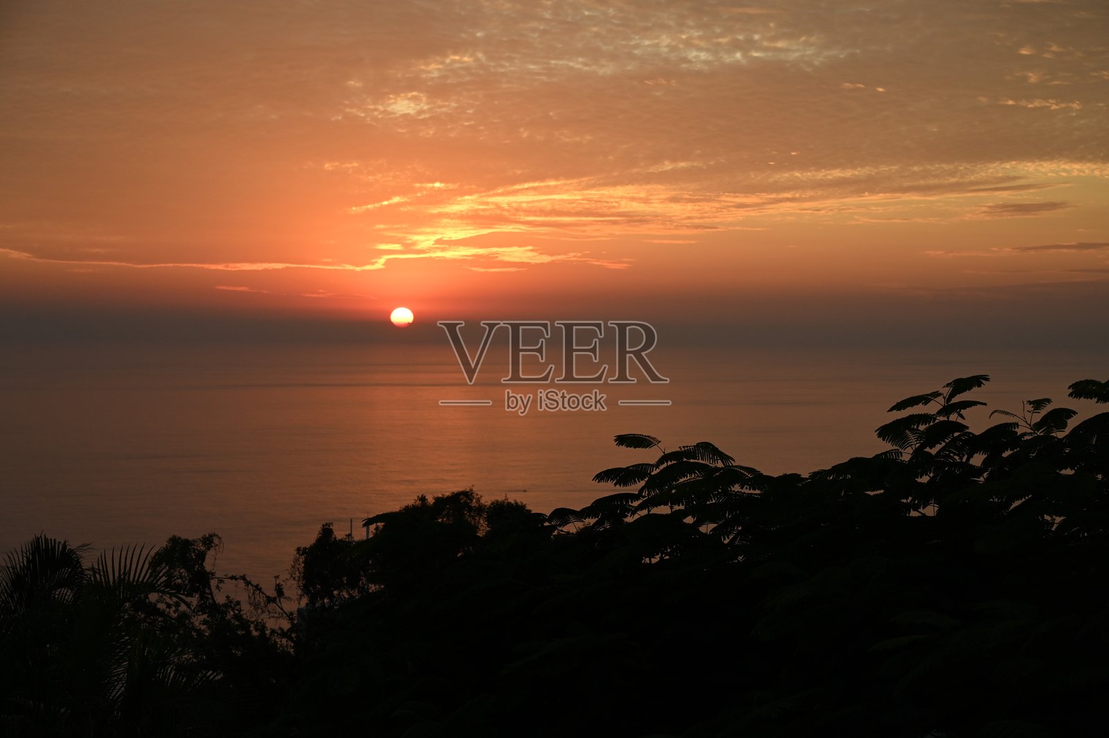 海洋中的日落景观照片摄影图片