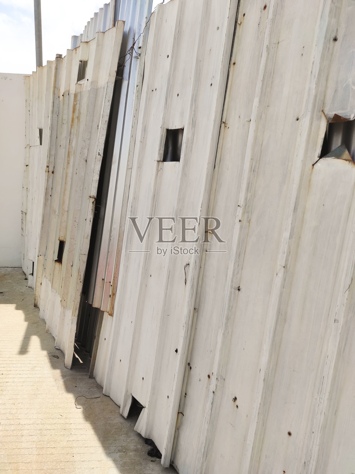 建筑施工项目中的封闭墙照片摄影图片