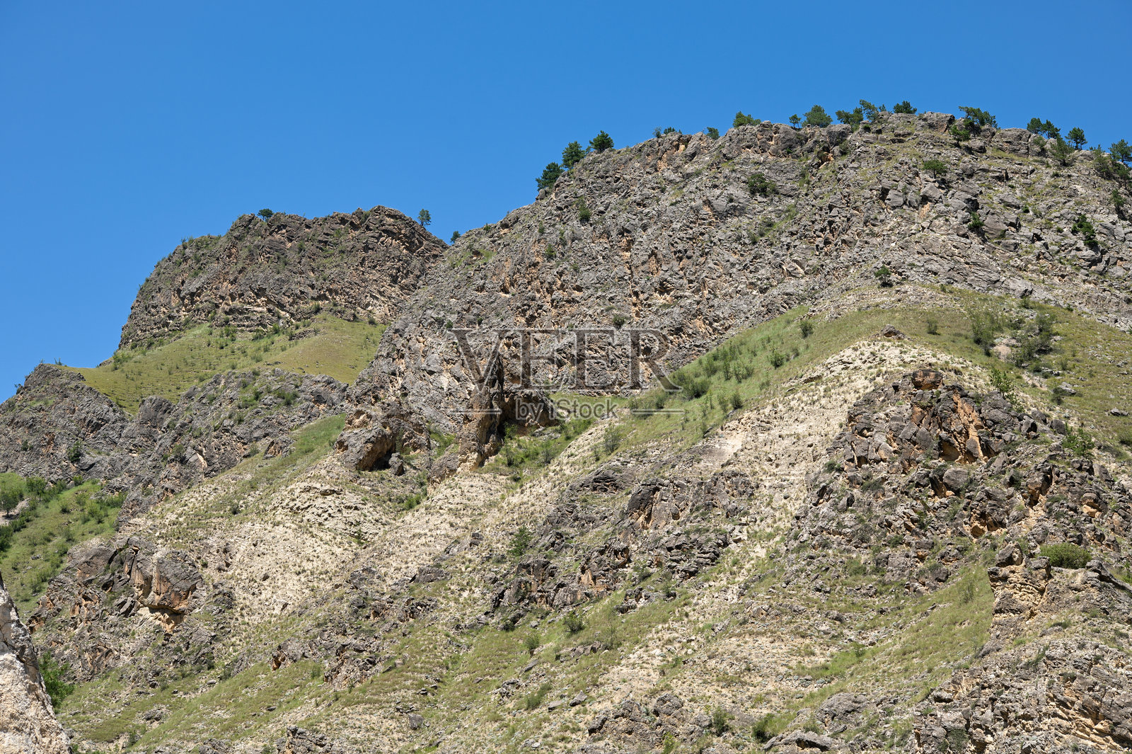 蓝天映衬下的岩石山脉风景照片摄影图片