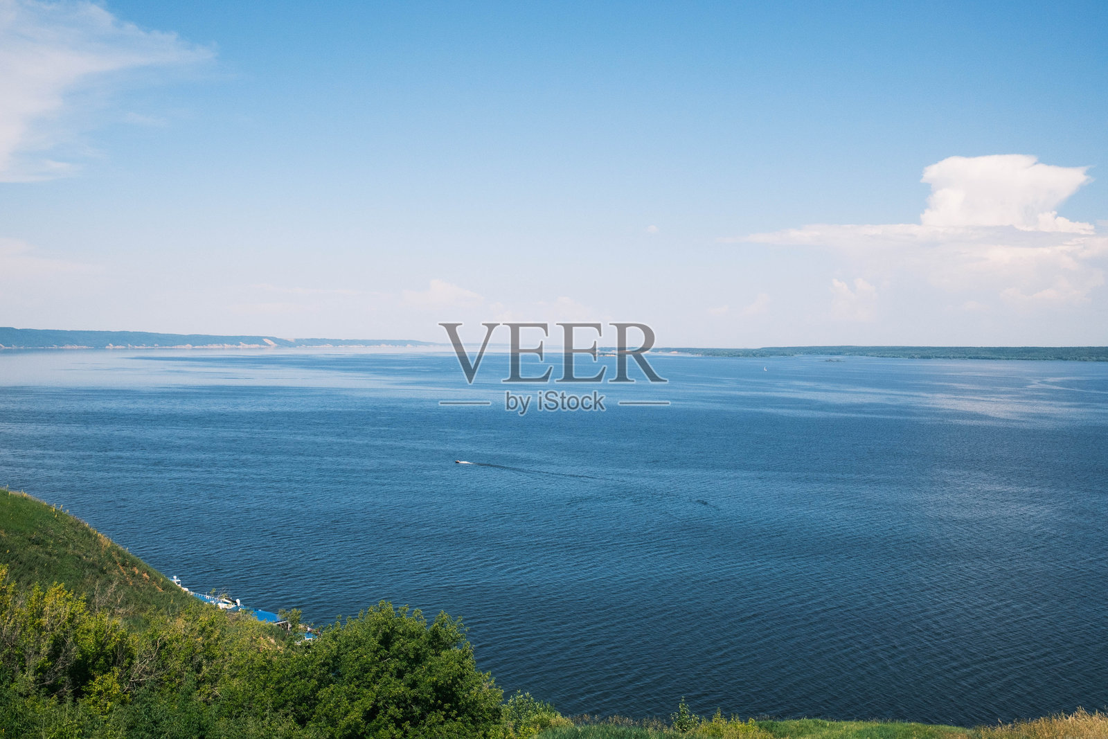 俄罗斯塔塔尔斯坦的伏尔加河景观。夏季无尽的蓝色河流。宁静的自然风光。照片摄影图片