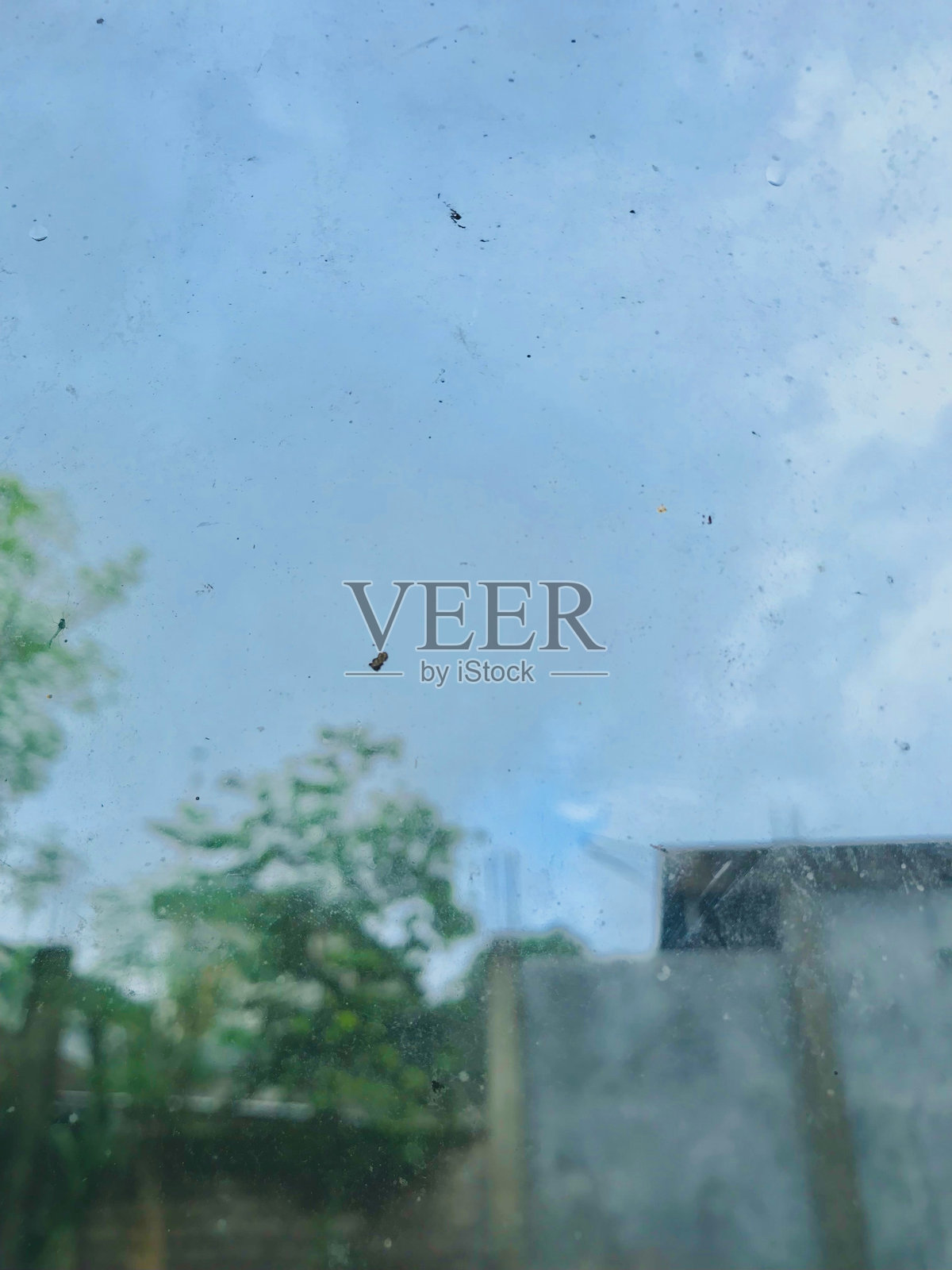 模糊的背景透过肮脏的卧室窗户玻璃照片摄影图片