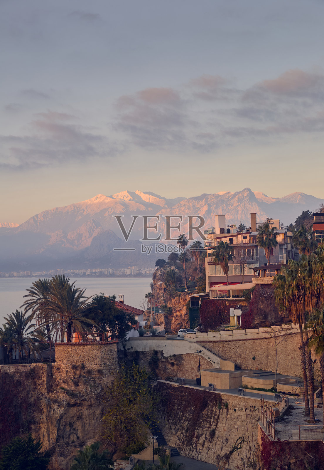 土耳其安塔利亚市,背景是山脉照片摄影图片