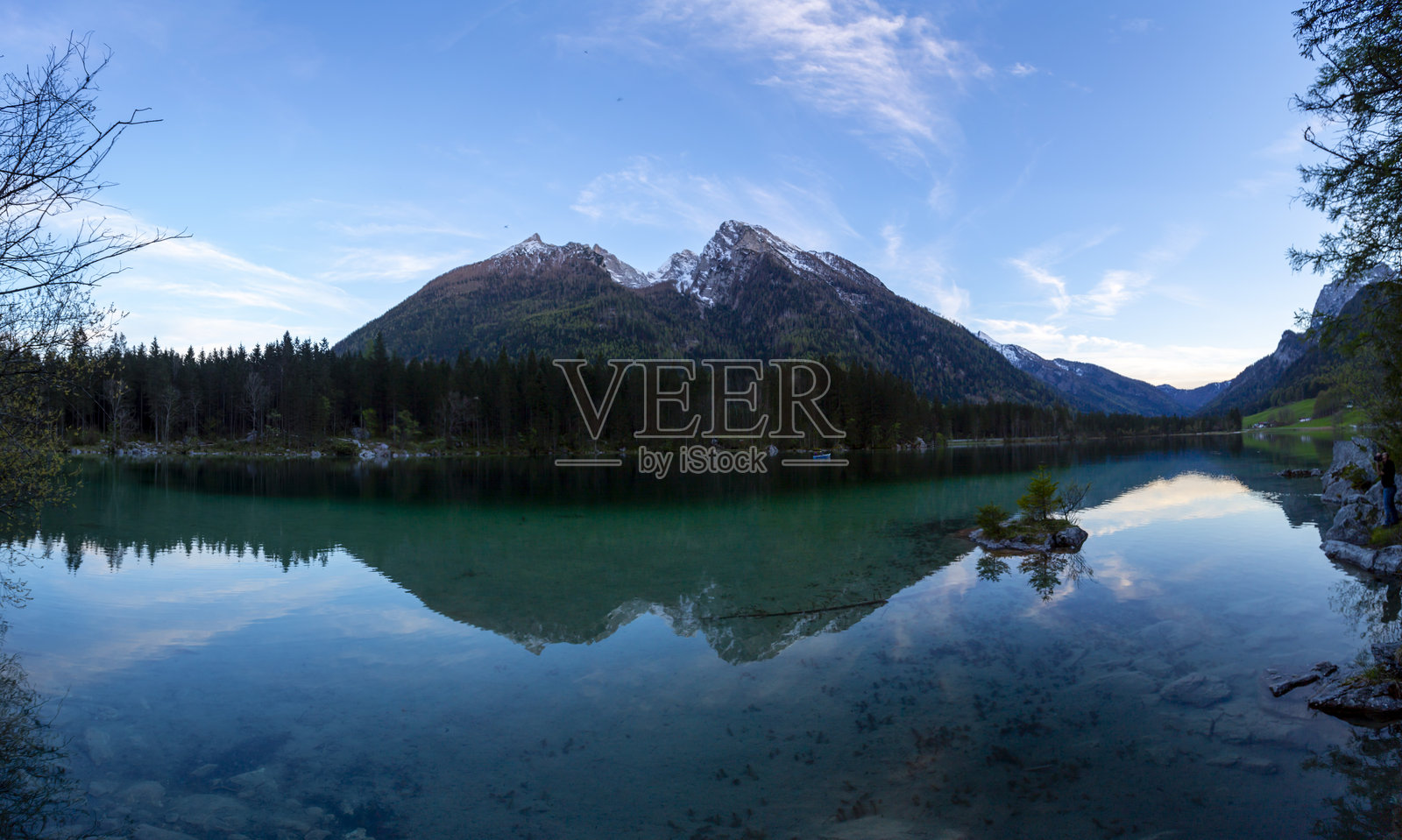 神秘的魔法森林中的汉特湖照片摄影图片