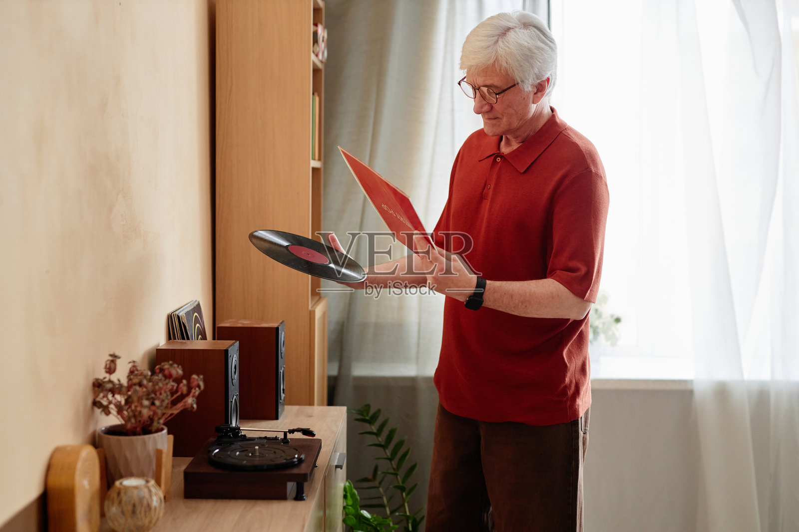 老年人手持黑胶唱片照片摄影图片