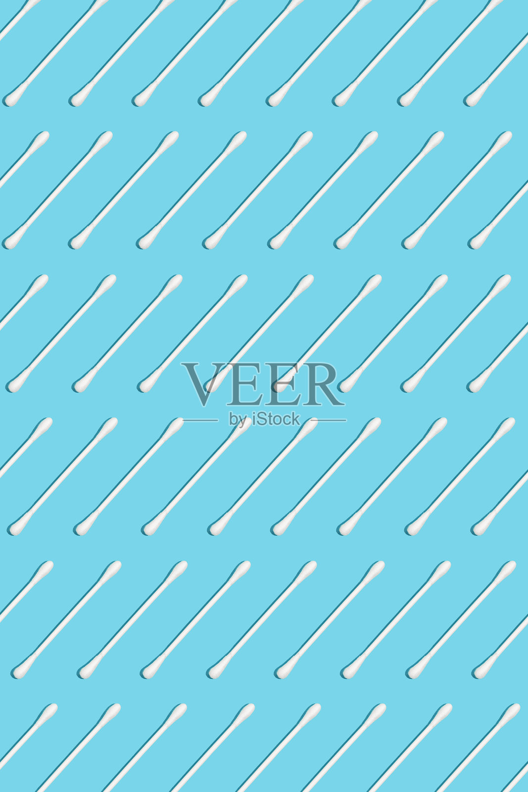 蓝色背景上的白色棉签图案,代表个人卫生的概念,涉及卫生、医学、健康护理和美容。照片摄影图片