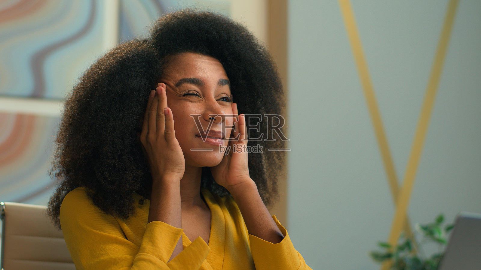 身体不适的非裔美国女商人,手持笔记本电脑,女经理感到压力、悲伤和疲惫,头痛,按摩太阳穴,感到不适,健康问题,偏头痛,因过度工作而感到痛苦,办公室环境。照片摄影图片