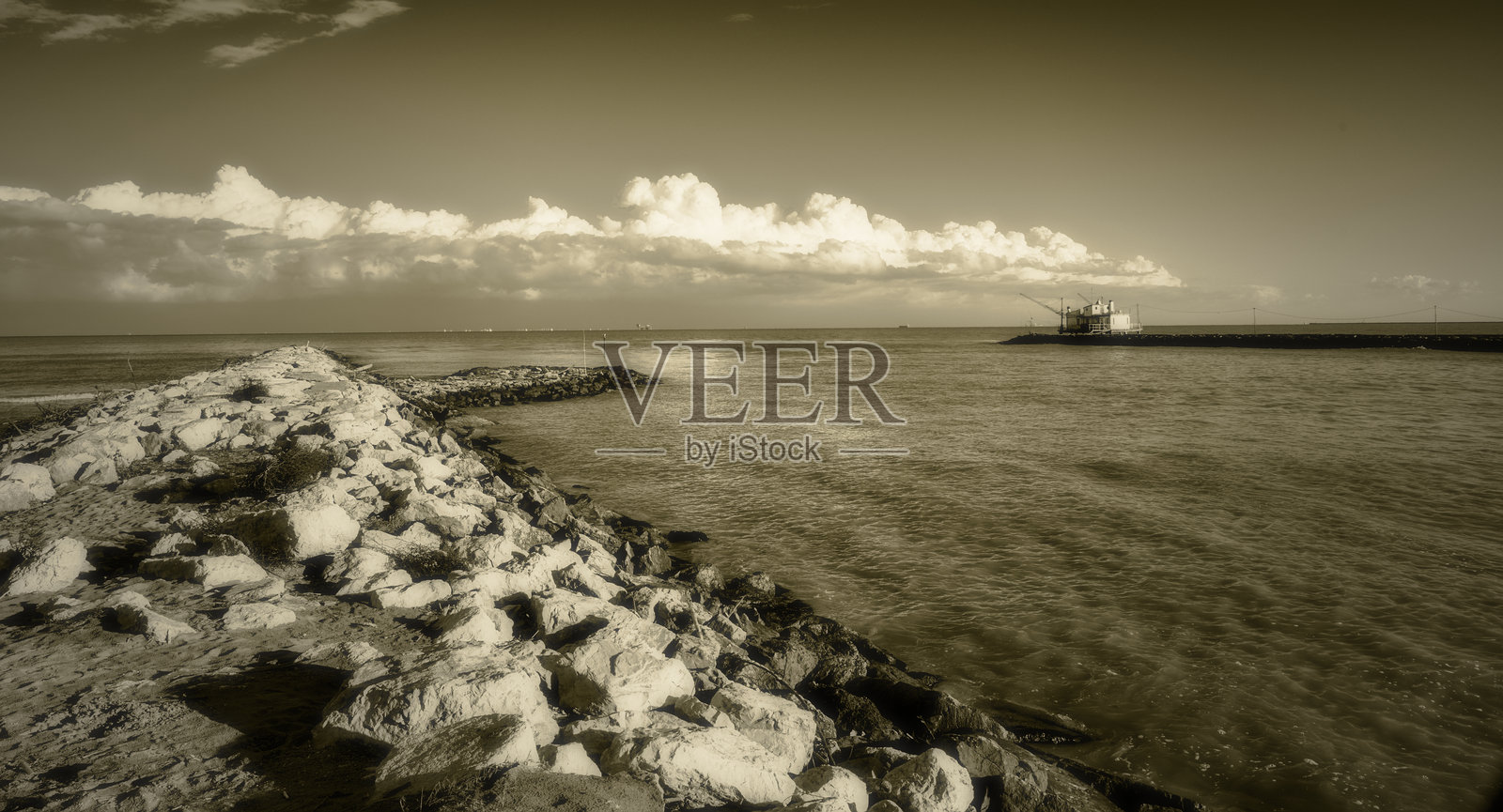 拉莫内河入海口的亚得里亚海照片摄影图片