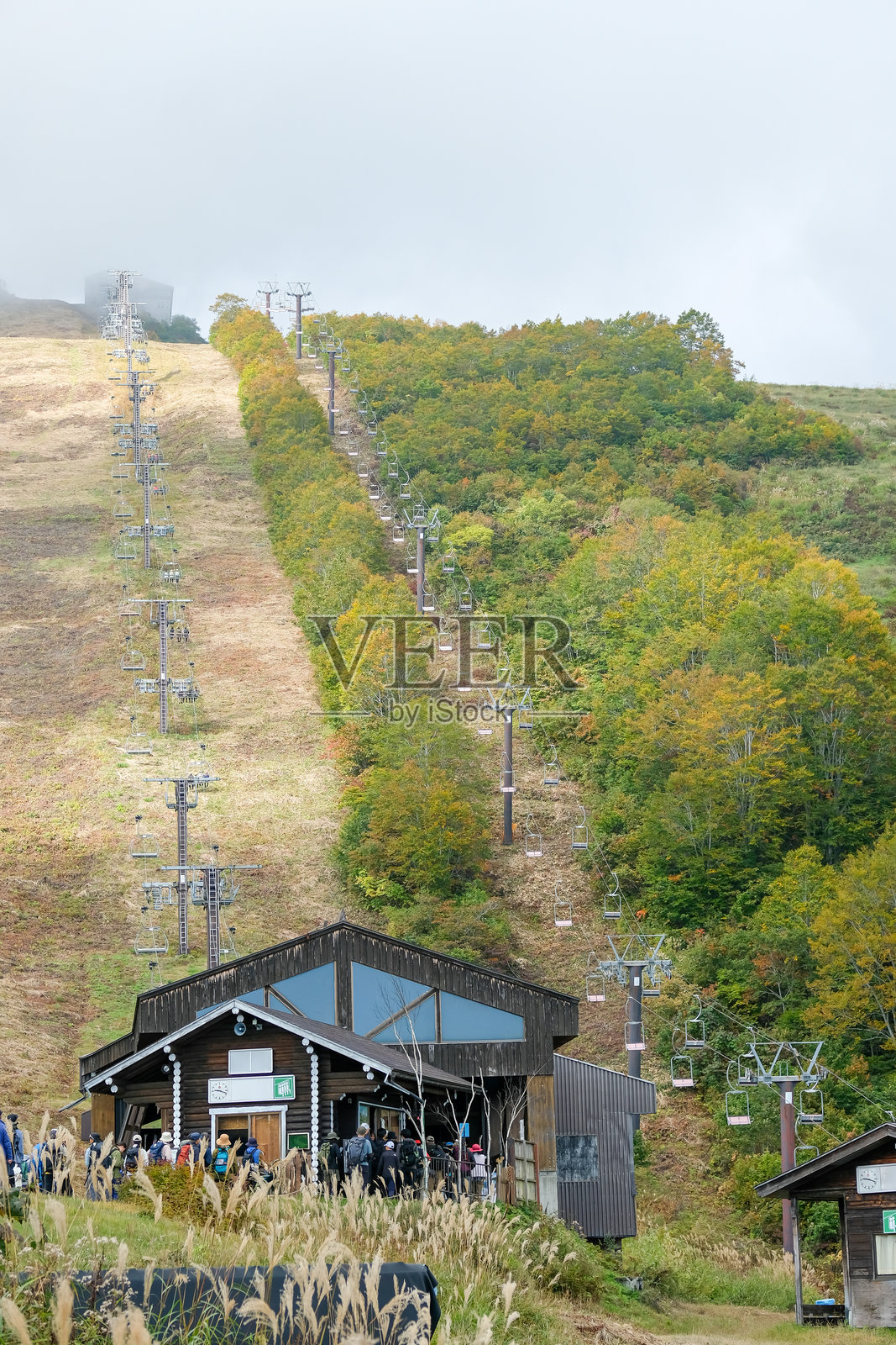 八方阿尔卑斯线自然步道,日本长野县白马,缆车与秋季风景照片摄影图片