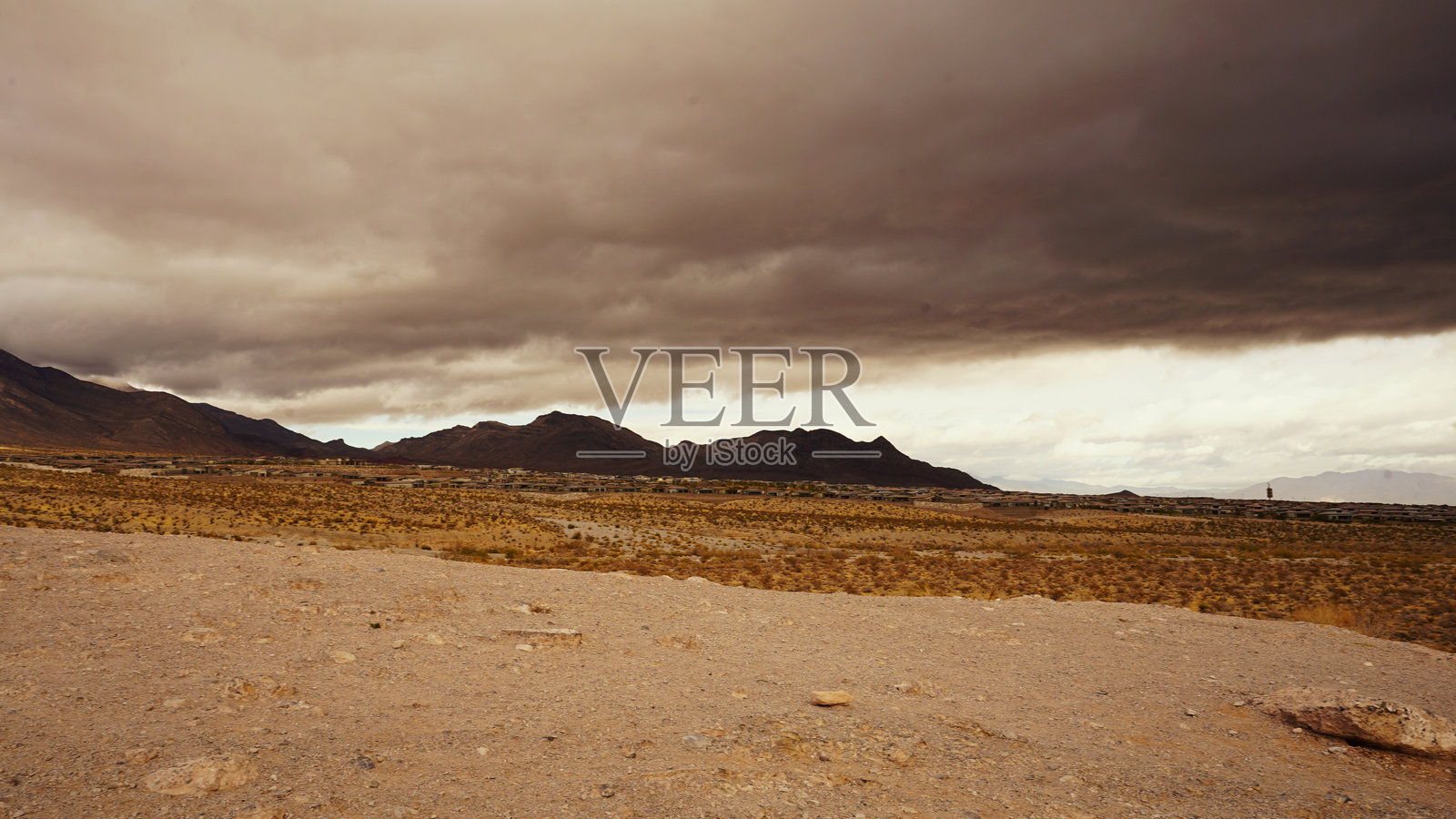 红岩峡谷被云层覆盖照片摄影图片