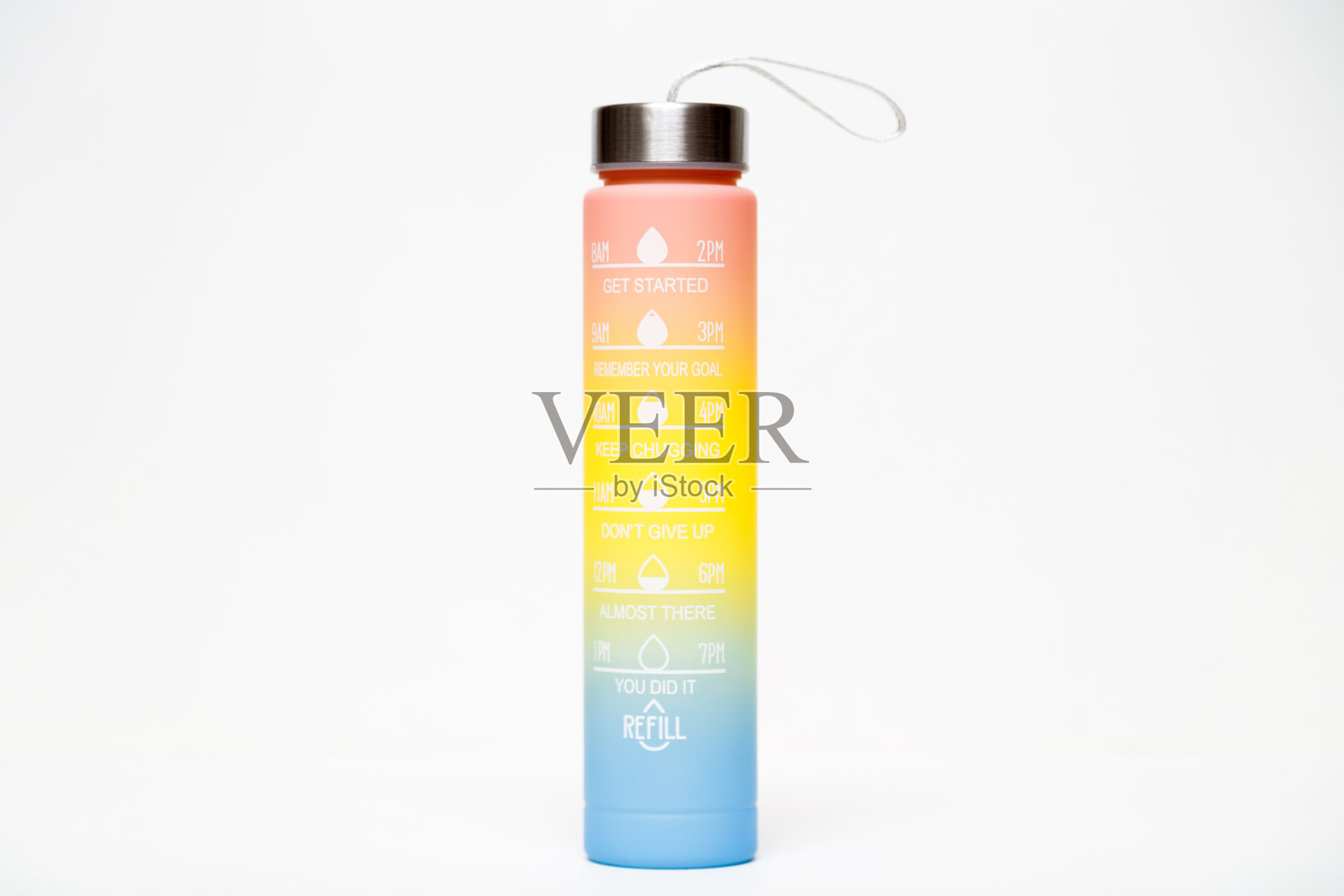带有时间标记和鼓励短语的渐变水瓶,背景为白色。瓶身呈现从橙色到蓝色的鲜艳渐变设计,配有不锈钢瓶盖和提手。照片摄影图片