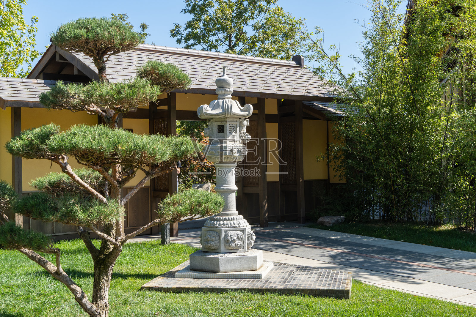 传统的日本灯笼,石制的春日灯笼特写。源自中国的传统日本建筑元素。克拉斯诺达尔公园或加利茨基公园的日本花园。照片摄影图片