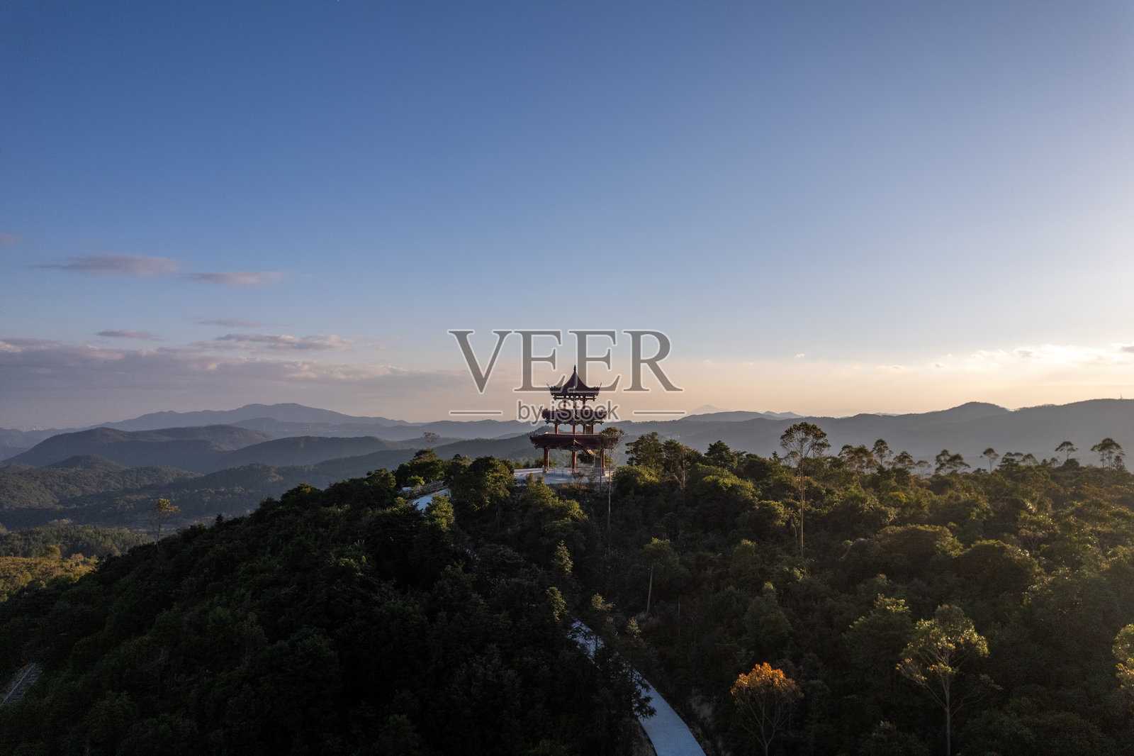 山顶森林中的凉亭照片摄影图片