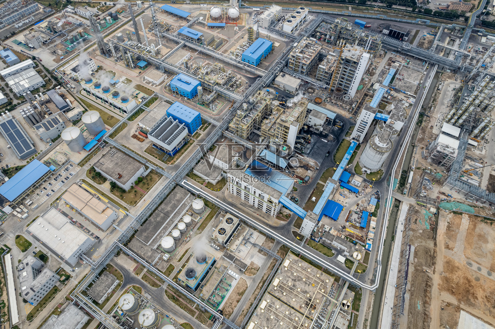 云雾缭绕的化工厂垂直航拍视图照片摄影图片